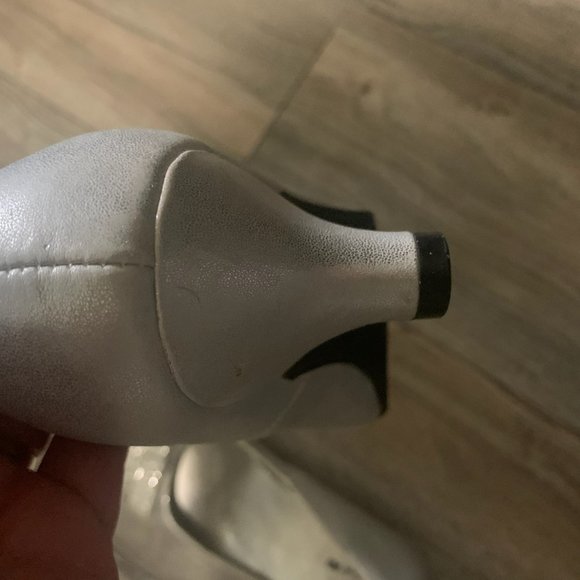 AMERICAN EAGLE SILVER GLITTER PUMPS SIZE 6 - Picture 6 of 8